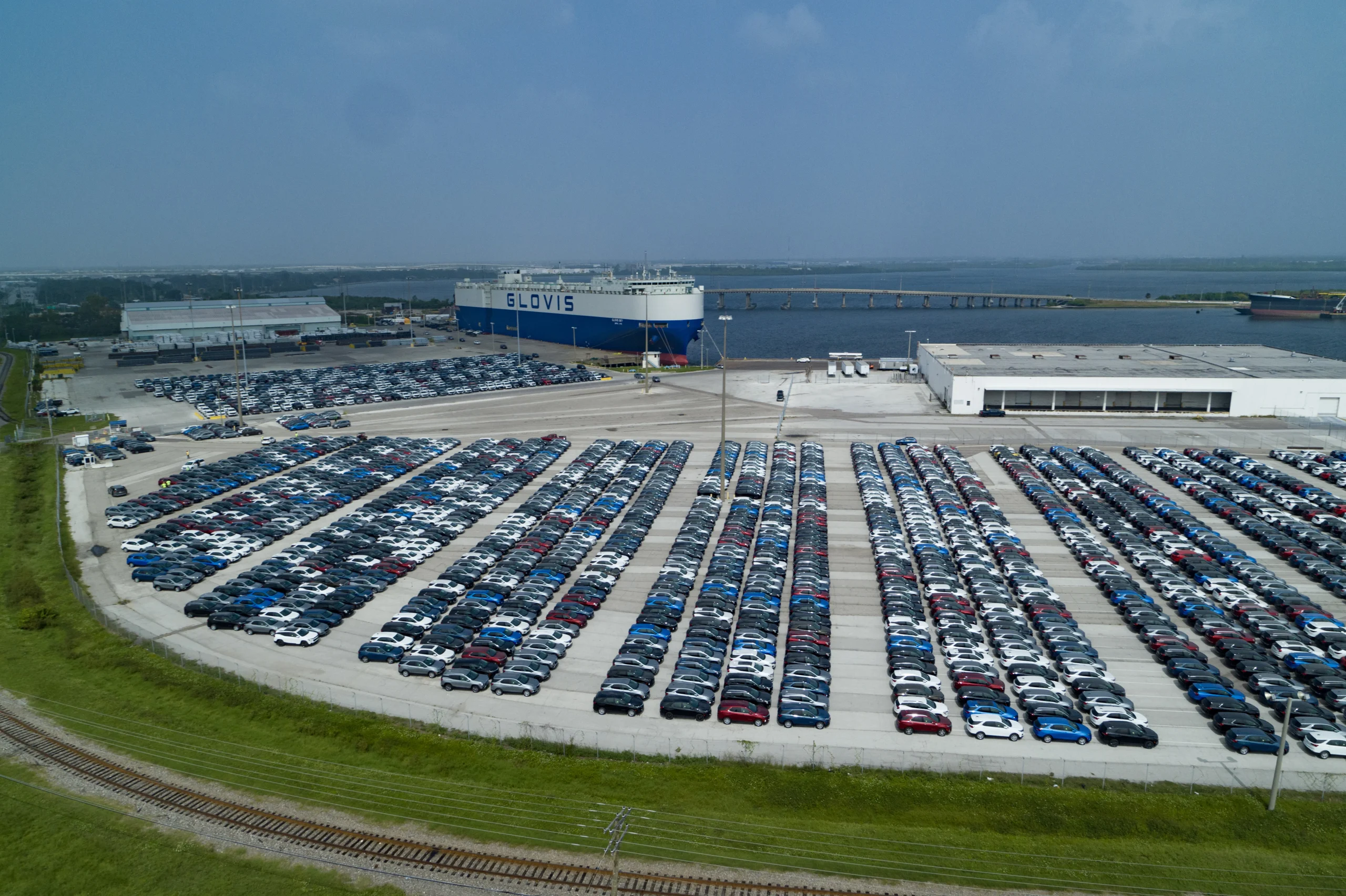 D54487ED-C010-19F6-C4D6-2640B150C690 automobiles with a roro vessel in the background