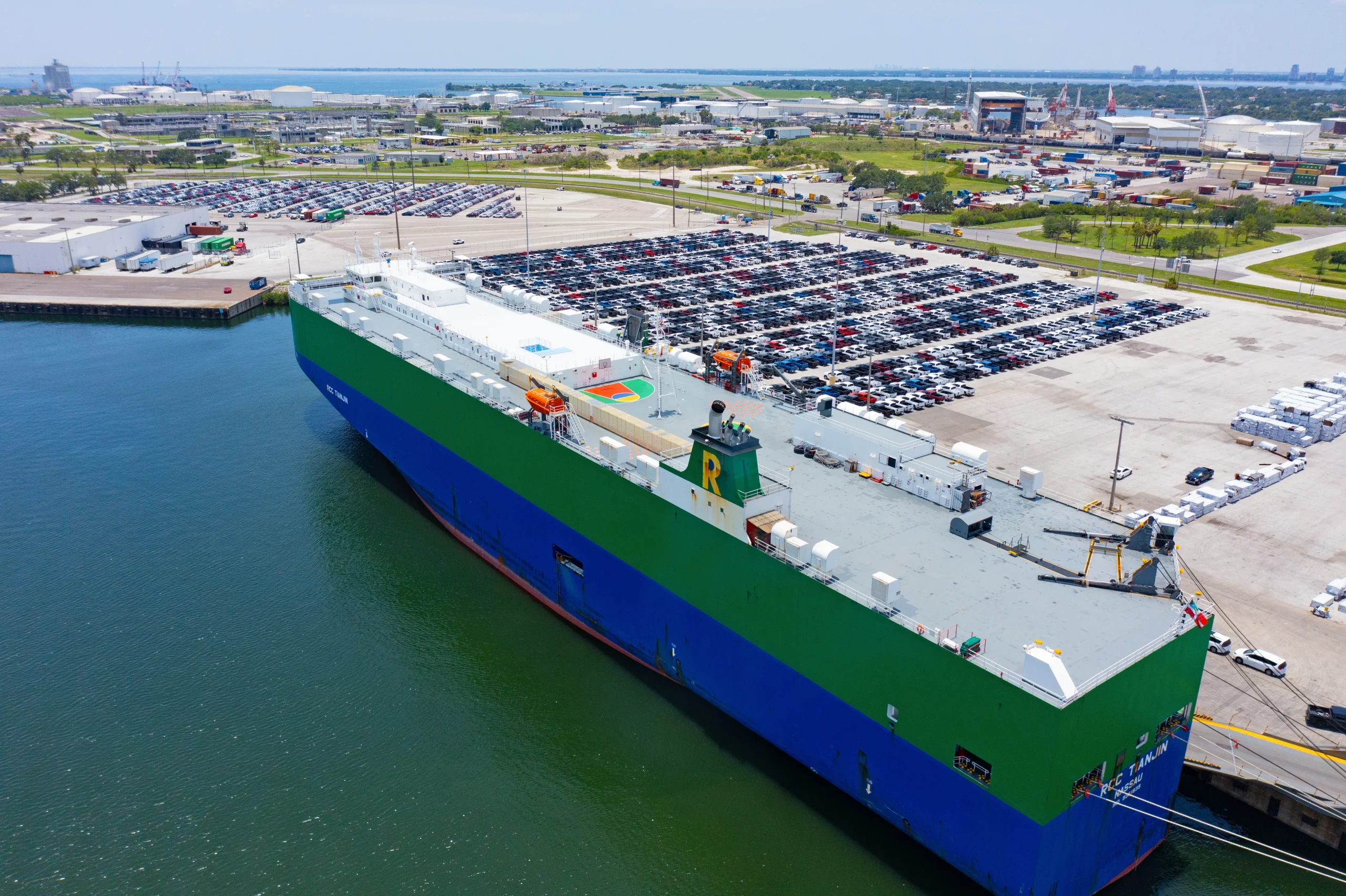 D644FEFD-B838-8C20-D40D-F607EE91F336 Glovis RoRo vessel unloading vehicles